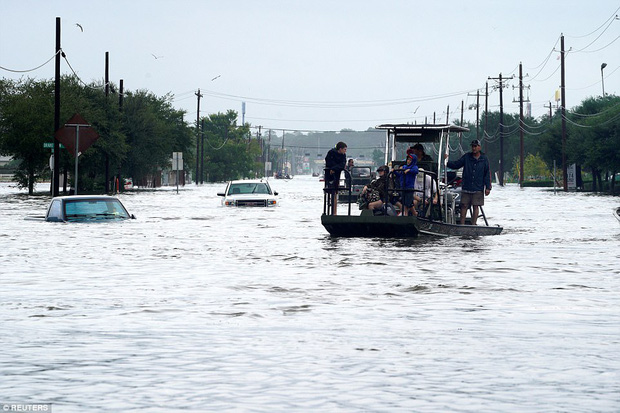 Trận lụt thảm khốc trong lịch sử: Người dân Texas điêu đứng nhìn biển nước mênh mông sau siêu bão Harvey - Ảnh 13.