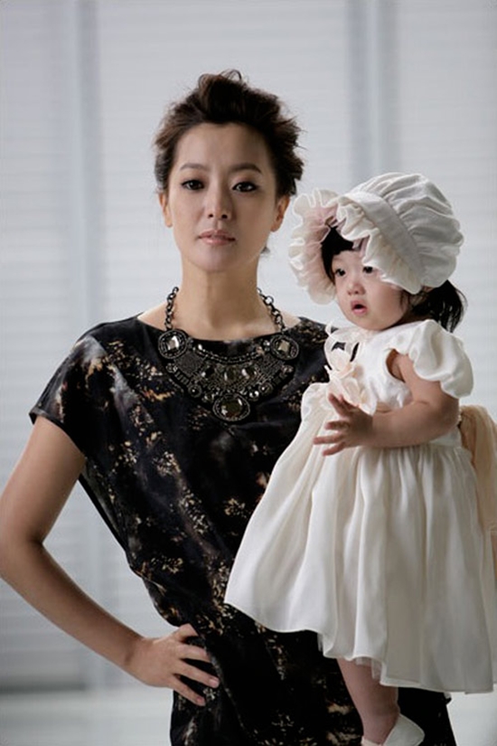 Kim Hee Sun: Nữ hoàng truyền hình từng muốn bỏ nghề vì con gái bị chê xấu - Ảnh 13.
