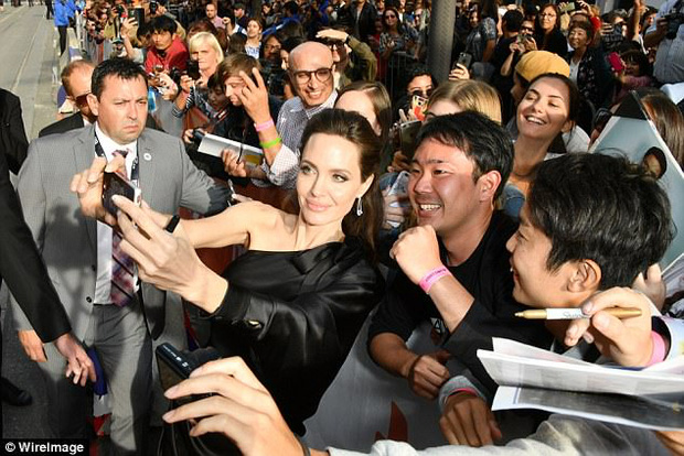Pax Thiên giờ đã là quý tử cao nhất nhà Angelina Jolie, xuất hiện đầy chững chạc trên thảm đỏ - Ảnh 12.