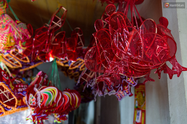 Chùm ảnh: Xóm lồng đèn giấy kính truyền thống ở Sài Gòn tất bật mùa Trung thu - Ảnh 13.
