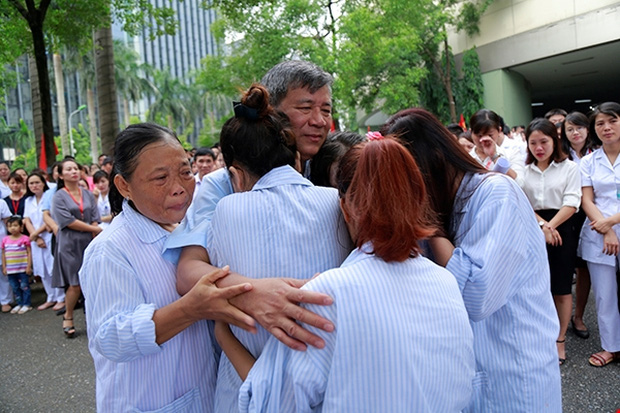 Qua lời kể của những người từng có dịp gặp gỡ, người ta mới hiểu tấm lòng y đức của Viện trưởng Viện huyết học truyền máu TW - Ảnh 13.