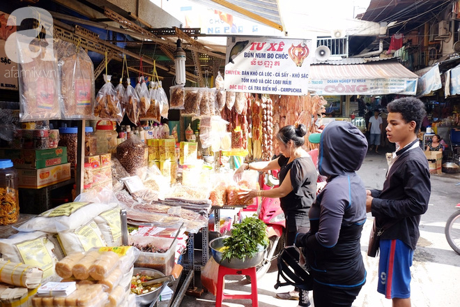  Chuyện cô Ick Bư và sạp hàng khô bé xíu xiu mà nổi danh nhất chợ Hồ Thị Kỷ Sài Gòn - Ảnh 13.