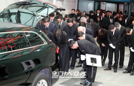 Loạt sao Hàn không kìm nổi nước mắt, cùng hàng trăm fan đưa tiễn tài tử Reply 1988 tại lễ tang - Ảnh 13.