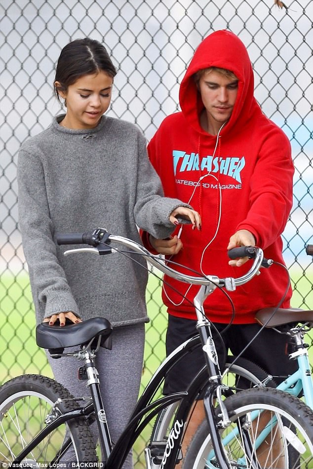 On a cycling date together, Justin - Selena are a beautiful and cute couple like they are filming a romantic movie - Photo 13.