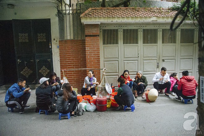 Gánh chè trôi nhân thịt 30 năm nép bên ngõ Đê Tô Hoàng, chừng 2 tiếng bán cả chục thùng hết veo - Ảnh 13.