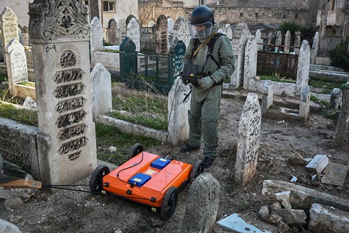 Công binh Nga cày xới từng mét đất Aleppo - Ảnh 13.