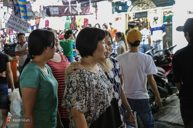 Nhiều nhân viên cửa hàng thời trang ở Sài Gòn cầm bảng giá tràn ra đường chào mời khách dịp cận Tết - Ảnh 14.