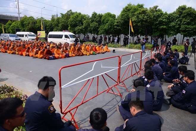 Cận cảnh cuộc đối đầu trong ngôi đền Dhammakya ở Thái Lan - Ảnh 14.