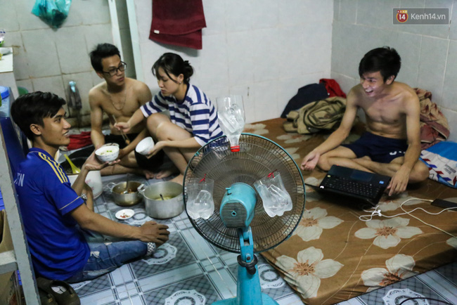 Đứng trong chậu nước nấu ăn, tự chế quạt phun nước... là cách SV ở trọ đối phó với cái nóng như lò thiêu ở Sài Gòn - Ảnh 14.