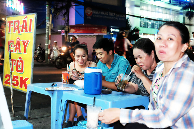  Ghé chợ hàng rong Sài Gòn nghe chuyện phố, nếm nhộn nhịp đô thành - Ảnh 14.