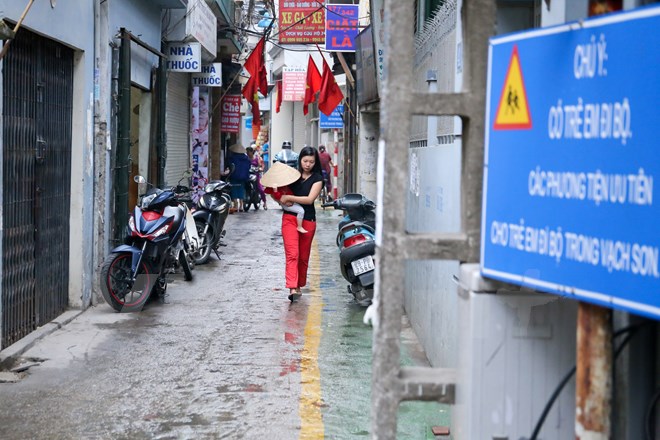 Cận cảnh làn đường ưu tiên BRT trong ngõ đầu tiên ở Hà Nội - Ảnh 14.