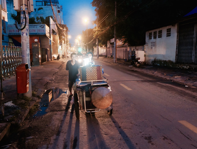 Chuyện của chú Ba Sài Gòn - Người đàn ông 40 năm đẩy xe bán chè vỉa hè chỉ bằng một tay - Ảnh 14.