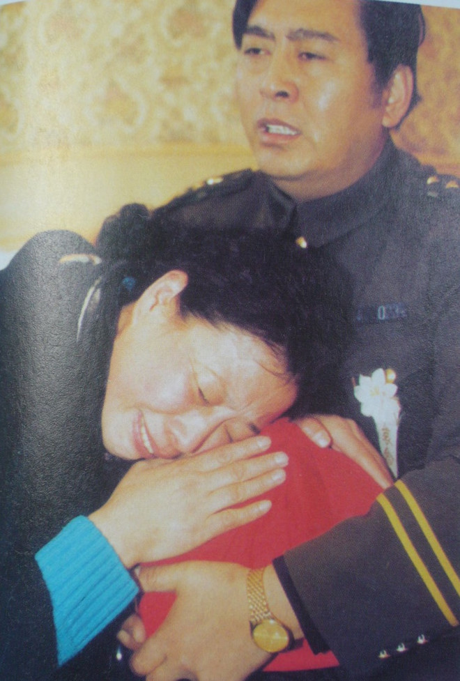 Xúc động hình ảnh mẹ của Hàm Hương Lưu Đan khóc bên chiếc áo của con gái xấu số - Ảnh 5.