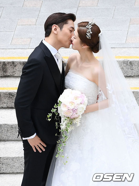 Đám cưới Eric Mun và Na Hye Mi trở thành tâm điểm vì đẹp như phim, hội tụ dàn phù rể khủng - Ảnh 14.
