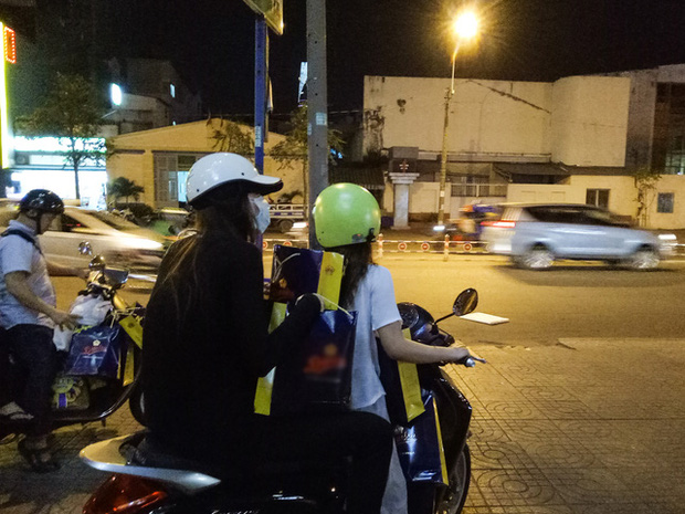 Sau sự hào nhoáng bên ngoài của showbiz, vẫn có những sao Việt giản dị đi xe máy, ăn mì tôm giản dị - Ảnh 14.