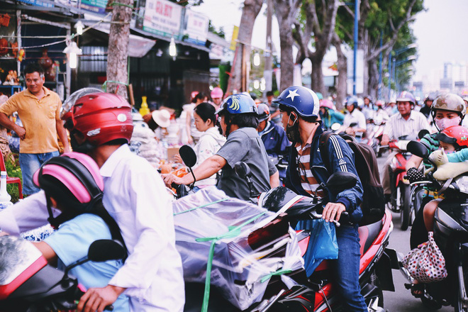 Hàng chục gian hàng gần sân bay Tân Sơn Nhất ồ ạt thanh lý chó, gà, cây cảnh, giao thông Sài Gòn hỗn loạn - Ảnh 13.