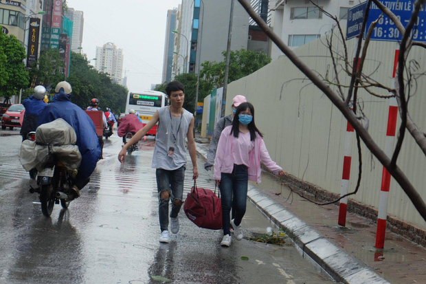 Người dân từ các tỉnh đổ về Thủ đô chật vật di chuyển trong mưa lớn sau kì nghỉ lễ kéo dài - Ảnh 14.
