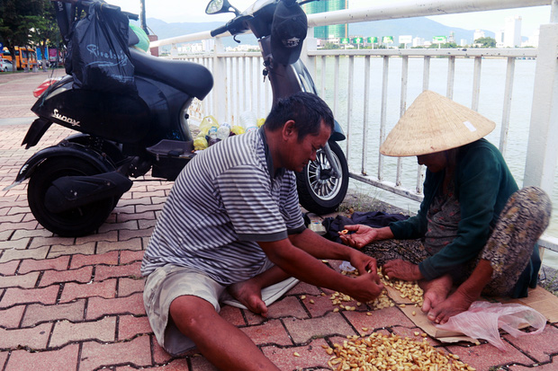 Con trai tật nguyền 30 năm chở mẹ rong ruổi mưu sinh khắp đường phố Đà Nẵng - Ảnh 14.