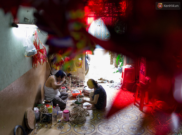 Chùm ảnh: Xóm lồng đèn giấy kính truyền thống ở Sài Gòn tất bật mùa Trung thu - Ảnh 14.