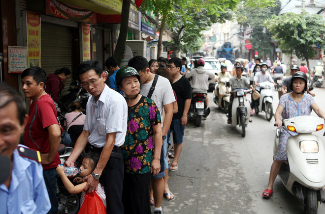 Hà Nội: Phố Thụy Khuê tắc nghẽn vì dòng người ùn ùn đổ về mua bánh Trung thu gia truyền - Ảnh 15.
