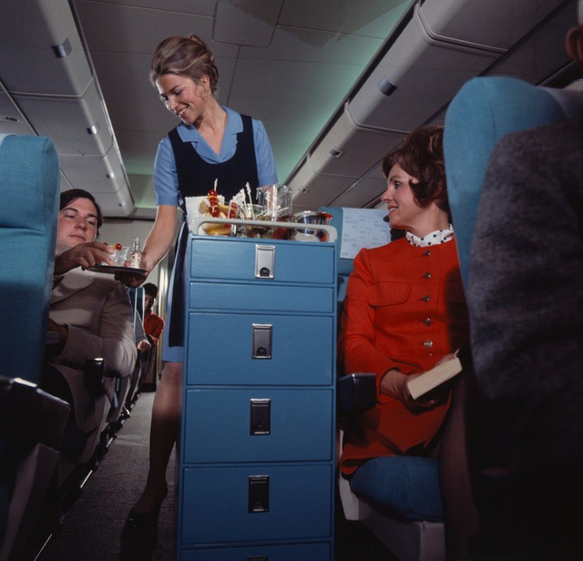 13 bức ảnh cho thấy bữa ăn trên máy bay cách đây 60 năm sang chảnh gấp chục lần ngày nay - Ảnh 14.