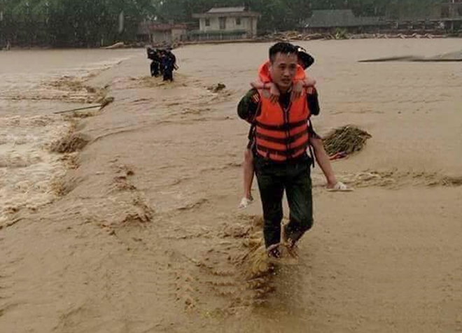 Lực lượng CAND bám địa bàn, giúp nhân dân trong mưa lũ - Ảnh 14.