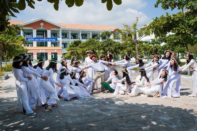 Bộ ảnh kỷ yếu đơn giản mà cực đáng yêu của lớp học với 27 cô gái và... 1 chàng trai - Ảnh 15.