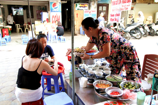 Quán ốc đặc biệt ở Hà Nội: Suốt 20 năm chủ và nhân viên không nói với khách một lời - Ảnh 16.
