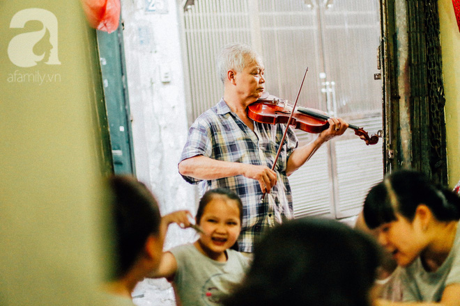 Giữa Hà Nội mùa nắng cháy, quán ốc của ông chủ tay bưng khay, tay kéo violin vẫn nườm nượp khách - Ảnh 16.