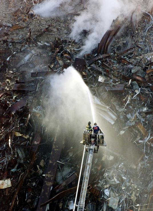 Những hình ảnh khiến nước Mỹ không thể quên vụ khủng bố 11/9 - Ảnh 15.