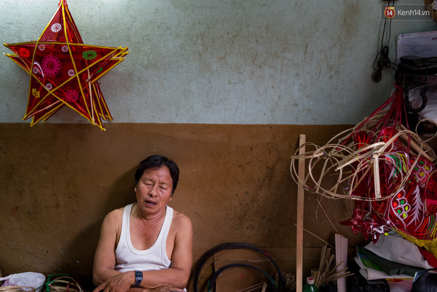 Chùm ảnh: Xóm lồng đèn giấy kính truyền thống ở Sài Gòn tất bật mùa Trung thu - Ảnh 15.
