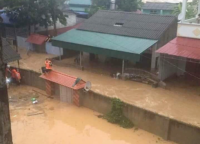 Lực lượng CAND bám địa bàn, giúp nhân dân trong mưa lũ - Ảnh 15.