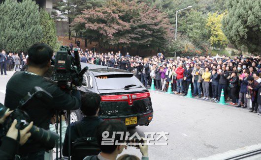 Loạt sao Hàn không kìm nổi nước mắt, cùng hàng trăm fan đưa tiễn tài tử Reply 1988 tại lễ tang - Ảnh 15.