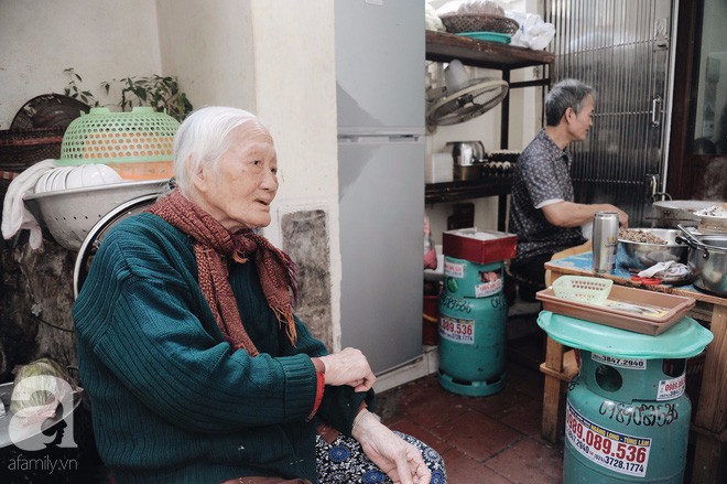 Hàng bánh cuốn già bằng cả đời người, 70 năm tuổi trên phố Thụy Khuê, từ thời bao cấp vẫn giữ giá 10 nghìn/đĩa đầy - Ảnh 15.