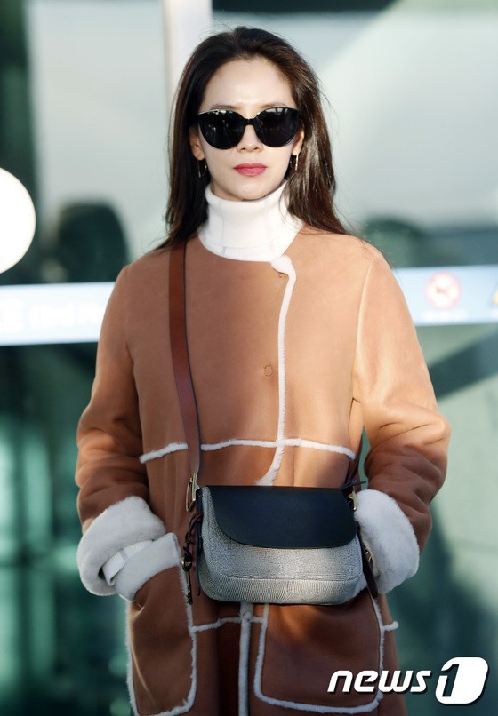 Sân bay MAMA Hồng Kông: Song Joong Ki tiều tụy bất ngờ, bà hoàng Lee Young Ae, EXO cùng dàn siêu sao đổ bộ - Ảnh 15.