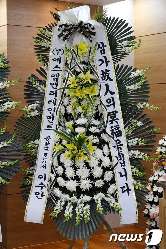 Clip: SNSD, BTS cùng loạt sao sụt sùi đến viếng cùng vòng hoa, hàng dài fan ôm mặt khóc tiễn biệt linh cữu Jonghyun tại lễ tang - Ảnh 16.