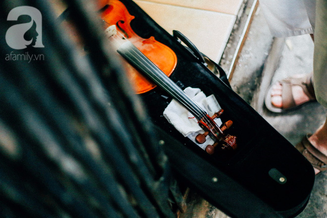 Giữa Hà Nội mùa nắng cháy, quán ốc của ông chủ tay bưng khay, tay kéo violin vẫn nườm nượp khách - Ảnh 17.
