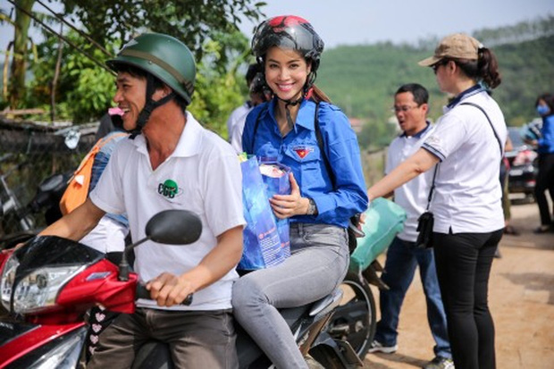 Sau sự hào nhoáng bên ngoài của showbiz, vẫn có những sao Việt giản dị đi xe máy, ăn mì tôm giản dị - Ảnh 16.