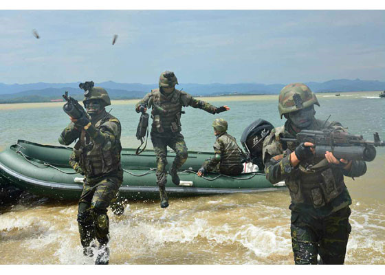 Chủ tịch Kim giám sát quân đội Triều Tiên tập trận chiếm đảo - Ảnh 16.