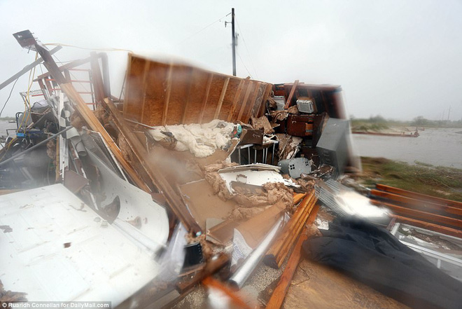 Những hình ảnh khủng khiếp khi siêu bão Harvey đổ bộ bang Texas, Mỹ: Nhà cửa tan hoang, đã có người chết - Ảnh 18.