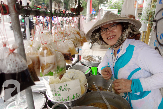  Chiều mát rượi đi ăn chè 22 món, nghe cô Lộc kể chuyện hơn 40 năm bám xe chè để trả ơn Sài Gòn - Ảnh 16.