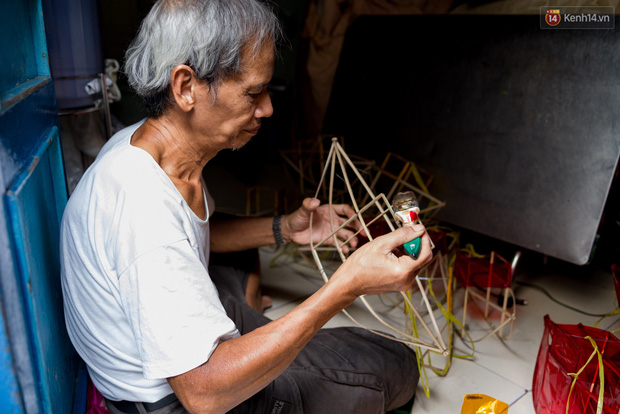 Chùm ảnh: Xóm lồng đèn giấy kính truyền thống ở Sài Gòn tất bật mùa Trung thu - Ảnh 16.