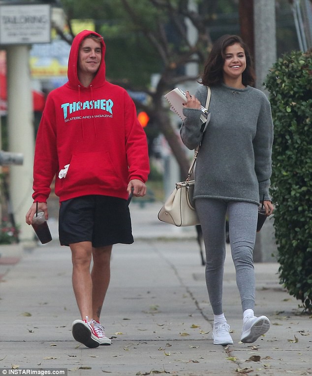 On a cycling date together, Justin - Selena are a beautiful and cute couple like they are filming a romantic movie - Photo 16.