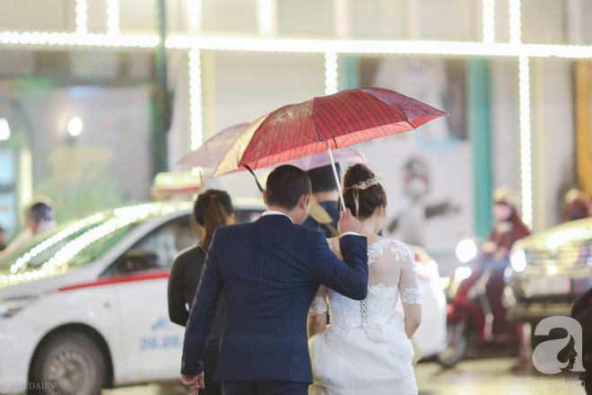  Hà Nội vào mùa cưới, một mét vuông mấy chục cô dâu chen nhau tạo dáng, bất chấp gió mưa - Ảnh 16.