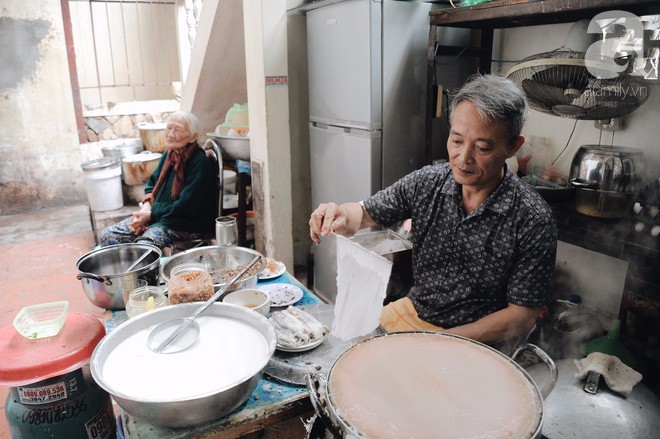 Hàng bánh cuốn già bằng cả đời người, 70 năm tuổi trên phố Thụy Khuê, từ thời bao cấp vẫn giữ giá 10 nghìn/đĩa đầy - Ảnh 16.