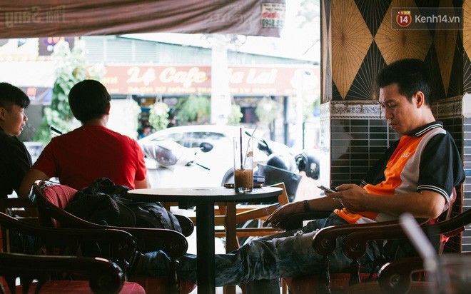 Chùm ảnh: Người Sài Gòn và thói quen uống cafe cóc từ lúc mặt trời chưa ló dạng cho đến chiều tà - Ảnh 16.