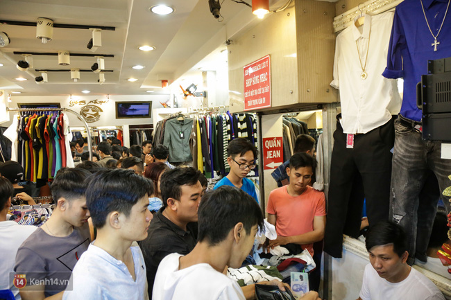 Nhiều nhân viên cửa hàng thời trang ở Sài Gòn cầm bảng giá tràn ra đường chào mời khách dịp cận Tết - Ảnh 17.