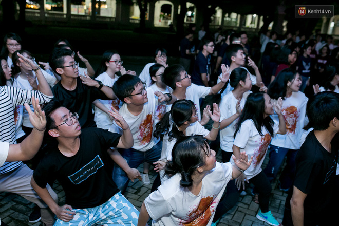 Đêm ra trường ngập tràn ánh nến, thắp vạn điều ước tuổi 18 của học sinh trường chuyên Lê Hồng Phong - Ảnh 17.