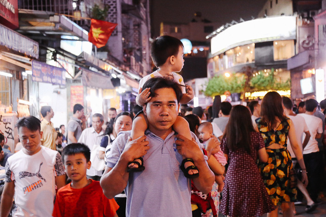 TP. HCM: Hàng nghìn người dân và du khách ùn ùn đổ về phố đi bộ Bùi Viện trong ngày khai trương - Ảnh 16.