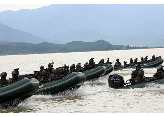 Chủ tịch Kim giám sát quân đội Triều Tiên tập trận chiếm đảo - Ảnh 17.